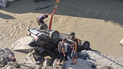 Avtomobil çaya düşdü, sürücü ağır xəsarətlər aldı