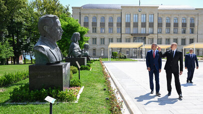 Prezidentlər Şuşada Azərbaycanın tanınmış şəxsiyyətlərinin işğal dövründə güllələnmiş büstlərinə baxıblar