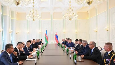 İlham Əliyevin Şuşada Slovakiya Prezidenti ilə geniş tərkibdə görüşü olub