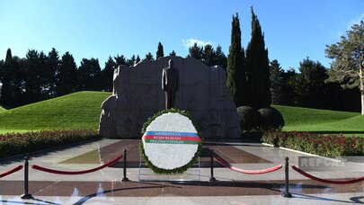 Slovakiya Prezidenti Fəxri xiyabanda Ümummilli Lider Heydər Əliyevin məzarını ziyarət edib