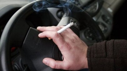 Yolun ortasında avtobusu saxladı, sükan arxasında siqaret çəkdi - VİDEO
