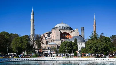 İstanbulda rusiyalı cütlük saxlanıldı: Ayasofyada bu kitabı oxuduqlarına görə