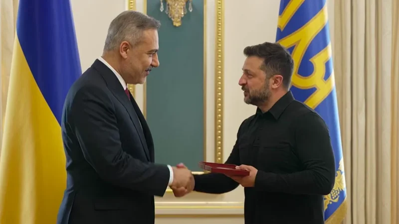 Zelenski Hakan Fidanı ordenlə təltif etdi