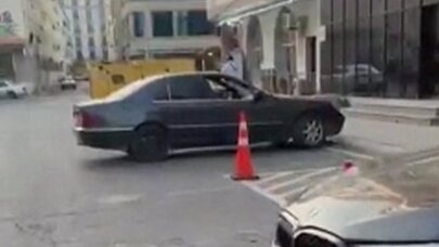 Maşını xəttə uyğun saxladı, amma yenə cərimələndi - VİDEO