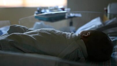 Xəstəxanaya ağır vəziyyətdə gətirilən körpə öldü