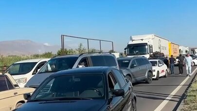 Ermənistanda fermerlər magistral yolu bağladı - Video