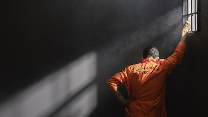 Həbsxanalar doludur: Avropa ölkəsi minlərlə təcavüzkar və pedofili azadlığa buraxır