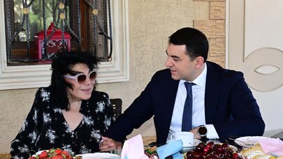 Mədəniyyət naziri Xalq artisti Flora Kərimovanı evində ziyarət etdi - FOTO