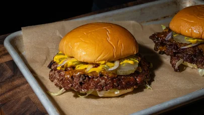 Burgerin içərisində partlayıcı qurğu gizlədib - Hərbçiləri partlatmağa çalışan qız saxlanıldı