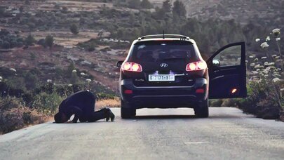 Taksi sürücüsünə qəribə cərimə yazıldı - Yolda namaz qılıbmış
