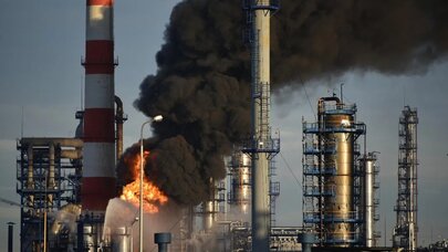 Ukrayna Rusiyanın neft emalı zavodlarının 30 faizindən çoxunu sıradan çıxarıb
