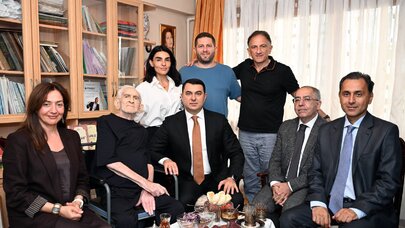 Mədəniyyət naziri Xalq artistini evində ziyarət etdi