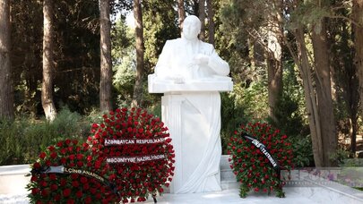 Xalq yazıçısı Elçinin qəbirüstü abidəsinin açılışı oldu