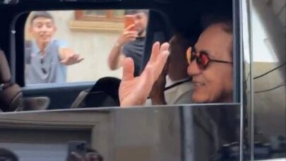 Ceki Çanla görüşmək üçün özlərini maşının önünə atdılar - Video