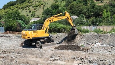 Zaqatalada dağ çaylarına ağır texnika cəlb edildi - FOTO