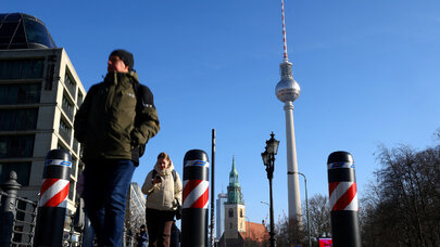 Yüzlərlə çılpaq velosipedçi Berlin küçələrində - VİDEO