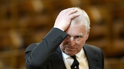 Keçmiş şahzadə Endryu təqib edildi: Maskalı şəxs onun maşınının arxasınca qaçdı