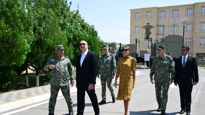 Prezident komando hərbi hissələrinə Döyüş bayraqları verdi