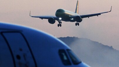 Təyyarədə saxta Wi-Fi şəbəkəsi: Sərnişinlərin uçuşu 30 dəqiqə gecikdi