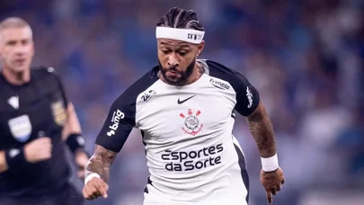 Məşhur futbolçu Braziliyadan qalmaqalla ayrıldı