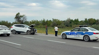 Avtomobil yol kənarında dayanan maşına çırpıldı - 6 nəfər xəsarət aldı