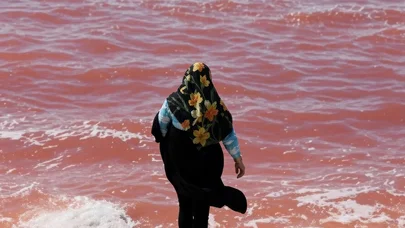 Urmiya gölü qırmızı rəngə boyandı