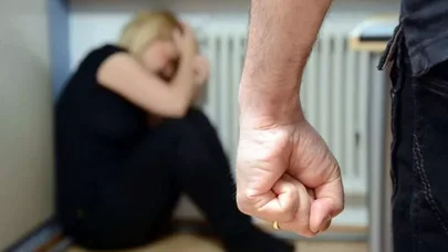 Oğul toyuq üstündə anasını döydü