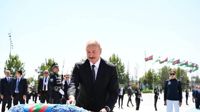 Prezident İlham Əliyev Daşkənddə Müstəqillik abidəsini ziyarət etdi