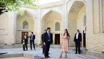 Leyla Əliyeva ilk Buxara Biennalesinin əsərləri ilə tanış oldu - Foto