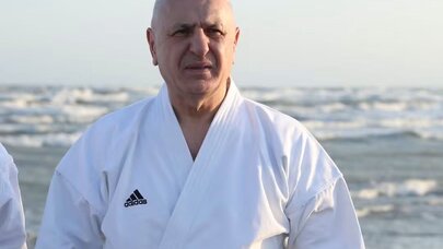 Deputat dəniz kənarında karate ilə məşğul oldu - Foto