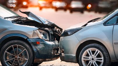 Sumqayıtda BMW üç avtomobilə çırpılaraq aşdı - xəsarət alanlar var