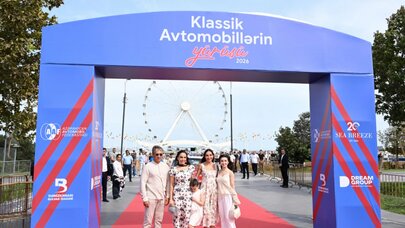 Leyla və Arzu Əliyevalar klassik avtomobillərin yürüşünü izlədilər - Foto