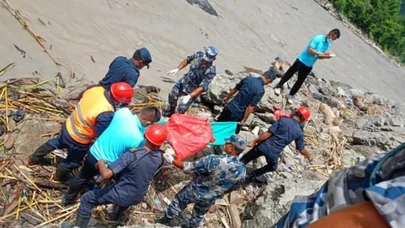 Nepalda möcüzə: 6 yaşlı qız 3 gün dağıntılar altında sağ qaldı - FOTO
