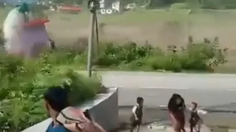Dünya bu anadan danışır - Qızlarını son anda daşqından qurtardı (VİDEO)