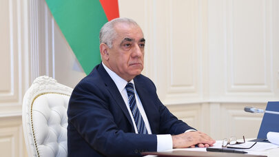 Əli Əsədov Oljas Bektenovu təbrik etdi