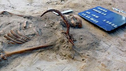 Ayağında qıfıl, boynunda oraq - “Vampir qız”ın sirli məzarı tapıldı