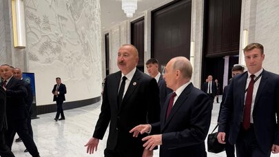 İlham Əliyev Putinlə ayaqüstü görüşdü - FOTO