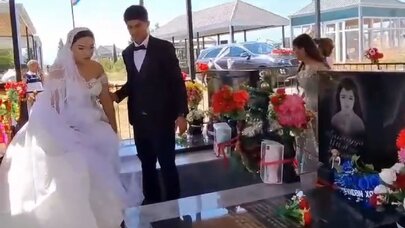 Toy günü faciəvi şəkildə ölən ailə üzvlərinin məzarını ziyarət etdi - VİDEO