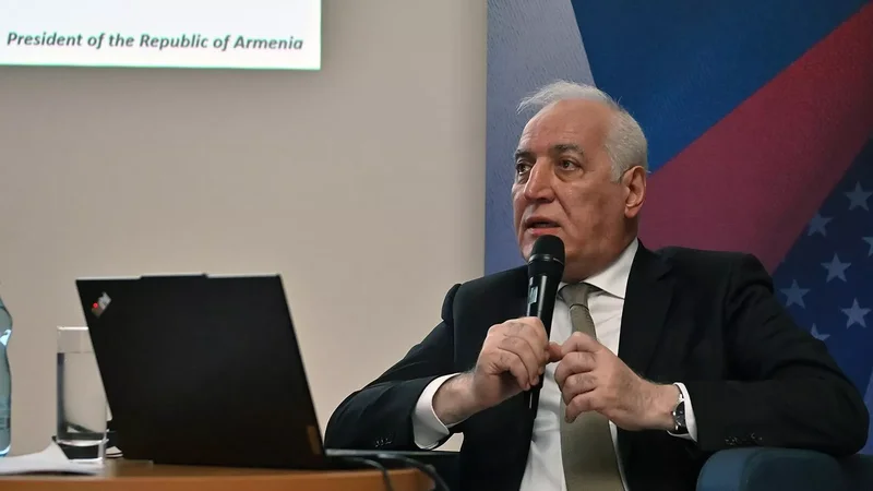 Ermənistan prezidenti ölən hərbçilərin sayını bilmir - Administrasiya üzr istədi