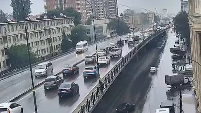 Bakıda yağışlı günün mənzərəsi: bu küçələrdə tıxac var - Siyahı/Foto