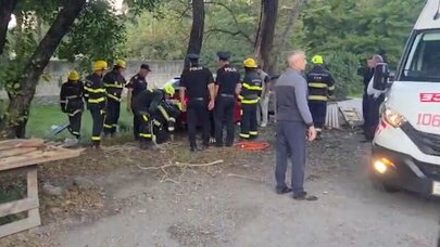 Avtomobildə sıxılı vəziyyətdə qalan sürücü xilas edildi - VİDEO