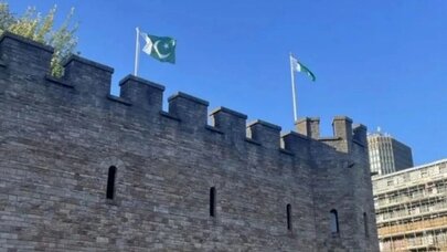 Kardiff qalasında Pakistan bayrağı qalmaqala səbəb oldu - Britaniyada siyasi qarşıdurma