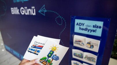 ADY Bilik Günündə sərnişinləri xüsusi hədiyyələrlə qarşıladı