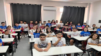 Bu məktəbdə 27 cüt əkiz təhsil alır - Müəllimlər onları bir-birindən necə ayırırlar?