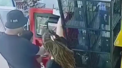 Bakıda üç uşaq anası marketdə əri tərəfindən döyüldü - Video