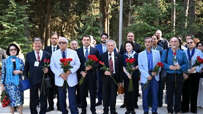 Doğum günü münasibətilə Üzeyir Hacıbəylinin məzarı ziyarət olundu