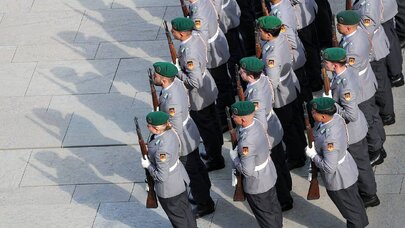 18 yaşlı almanlar məcburi tibbi müayinələrdən keçirilir