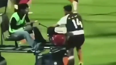 Məşhur futbolçu qazonu nizamlayan maşının altında qaldı - VİDEO