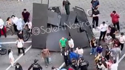 Bakıda tədbirdə monitor qadının üstünə aşıb - VİDEO