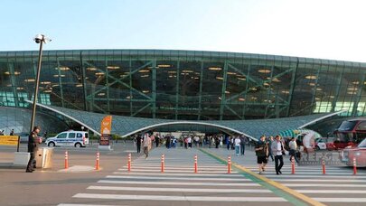 Bakı aeroportunda pul tapdı, dilənçilərə 3 min manat payladı